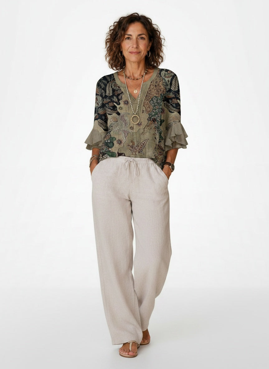 Full body view of the model wearing Paisley Print Blouse met Ruche Mouwen