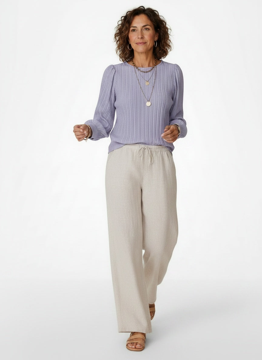 Model walking while wearing Geplooide Blouse met Pofmouwen