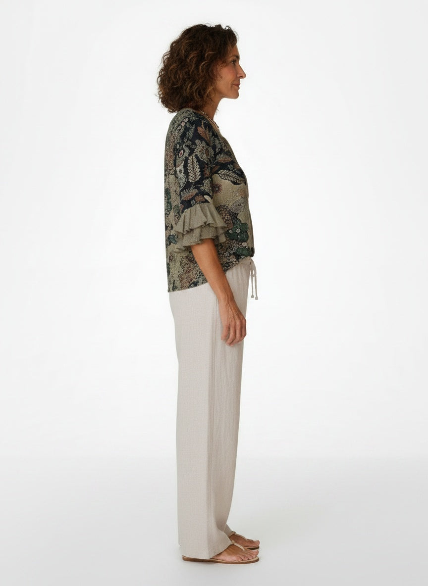 Side profile of the model wearing Paisley Print Blouse met Ruche Mouwen