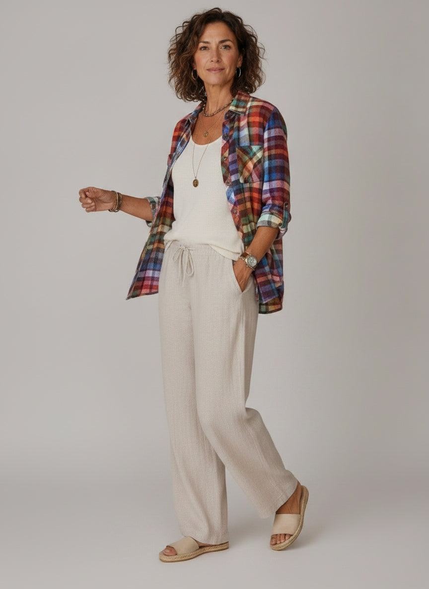 Model walking while wearing Geruite Flanel Blouse met Borstzakken