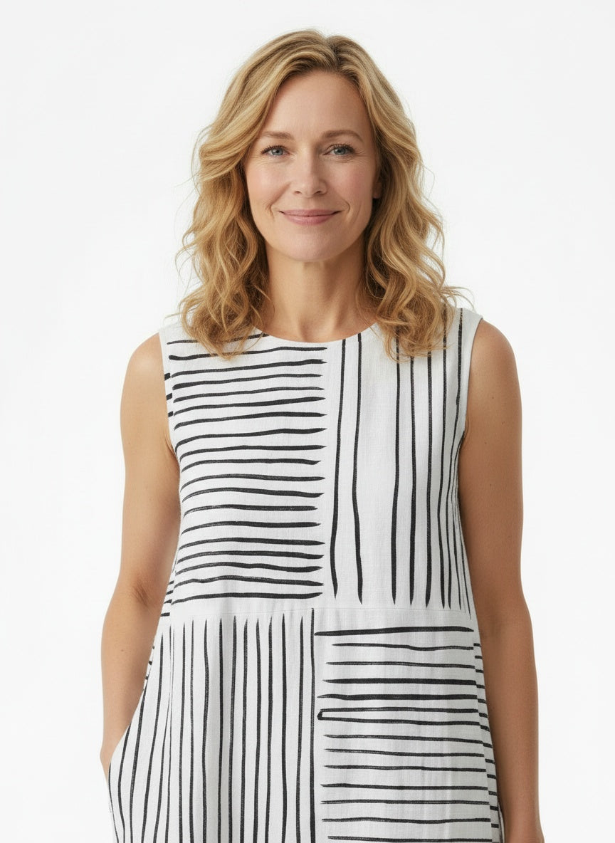 Close-up of the model wearing Linnen Midi-jurk met Grafisch Strepenprint