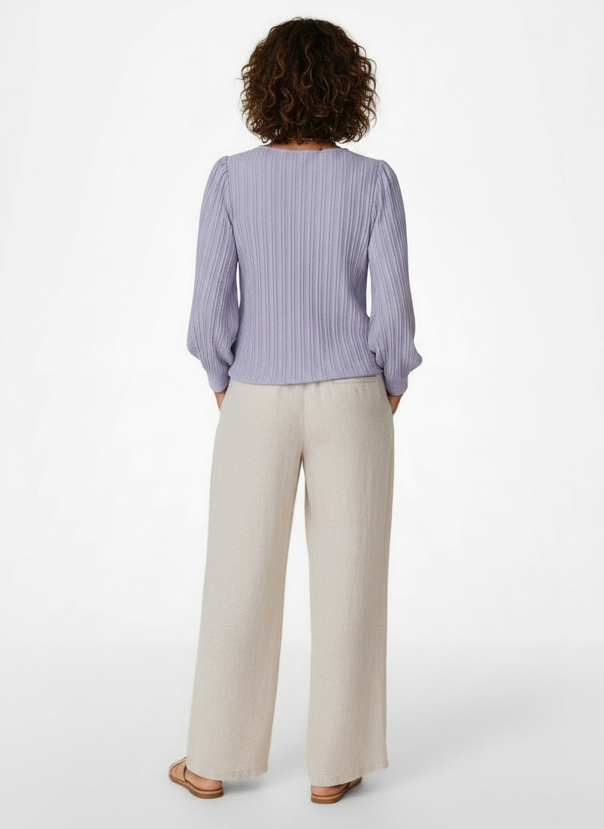 Back pose of the model wearing Geplooide Blouse met Pofmouwen