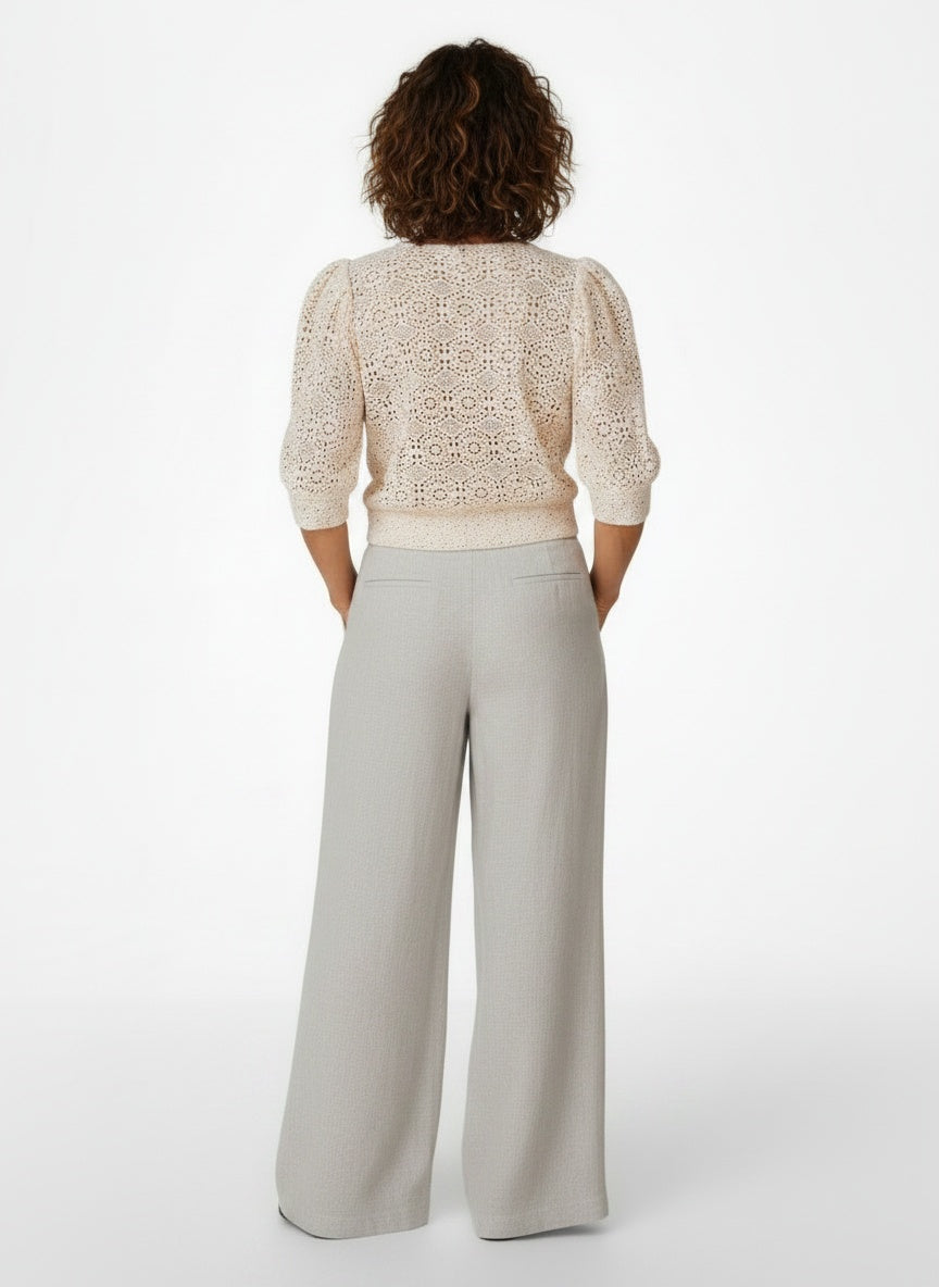 Back pose of the model wearing Kanten Blouse met Knoopdetail