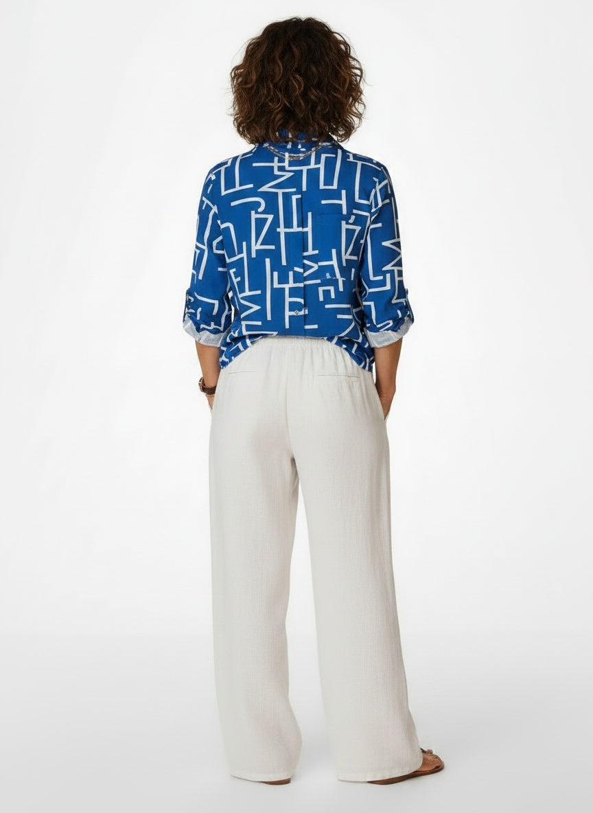 Back pose of the model wearing Satijnen Blouse met Grafische Print