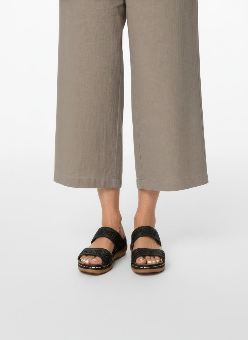 Close-up lower legs and shoes of the model wearing Orthopedische Sleehak Sandalen met Open Teen