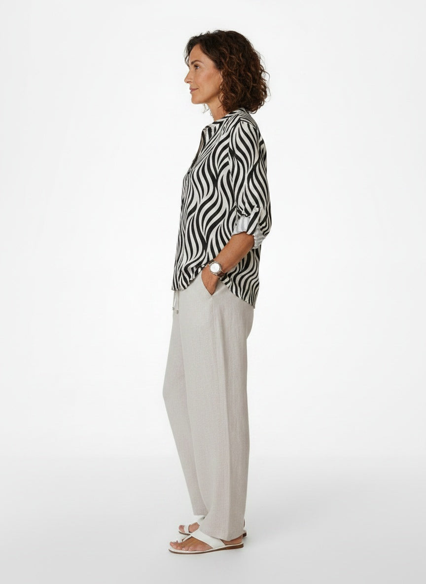 Side profile of the model wearing Golfprint Blouse met Opgerolde Mouw