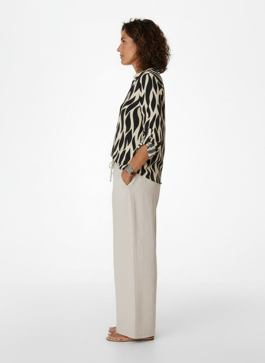 Side profile of the model wearing Oversized Blouse met Grafische Print