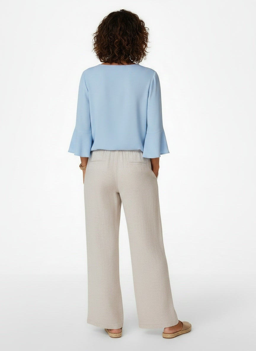 Back pose of the model wearing Blouse met V-hals en Split Mouwen