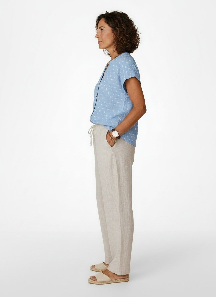 Side profile of the model wearing Blouse met Knopen en Print