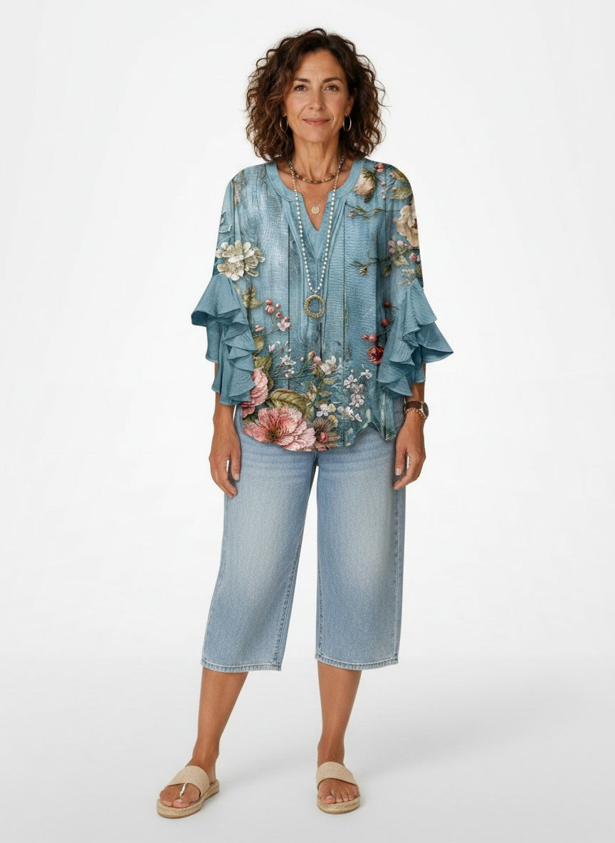Full body view of the model wearing Bloemenblouse met Volant Mouwen