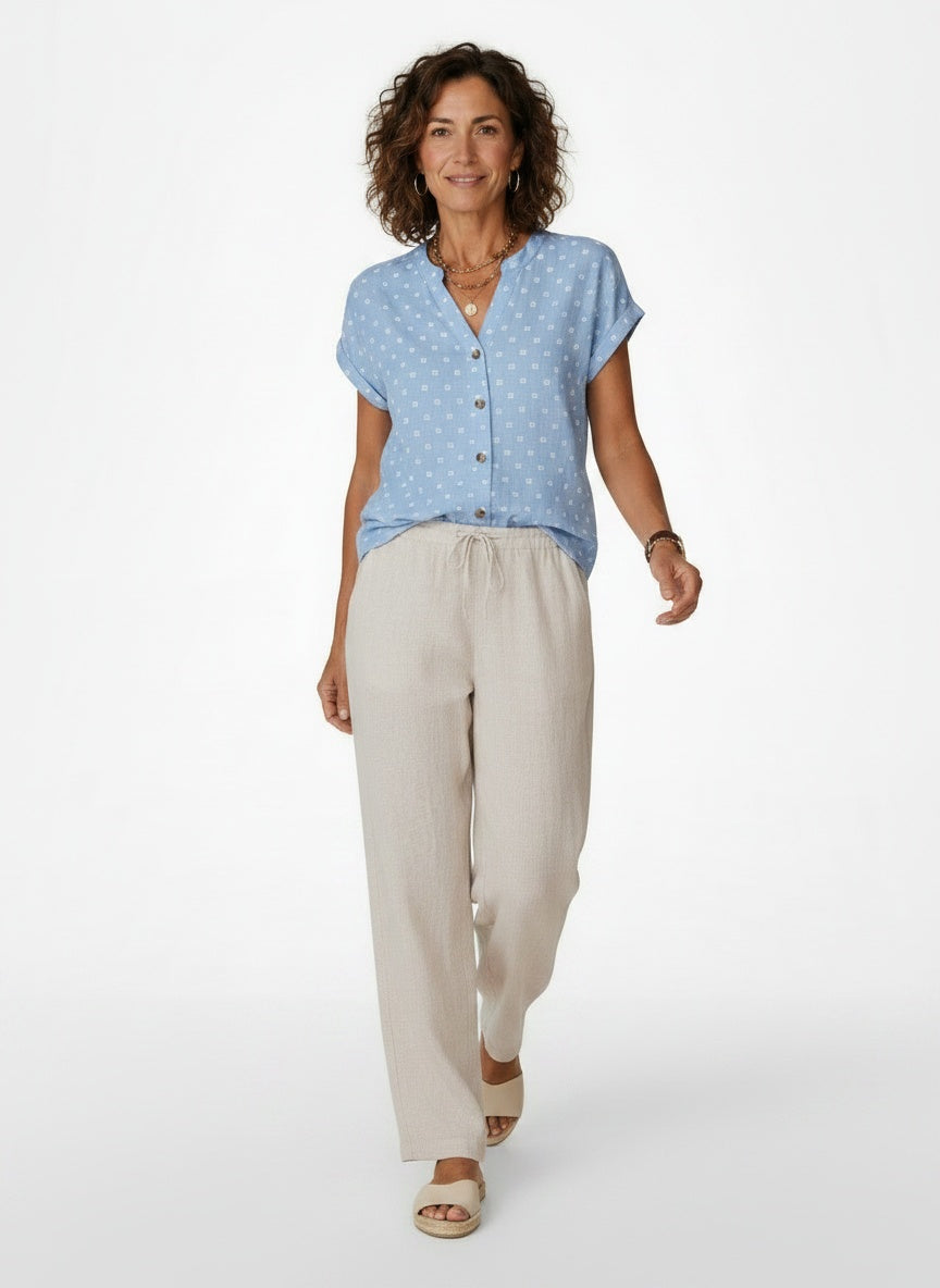 Model walking while wearing Blouse met Knopen en Print