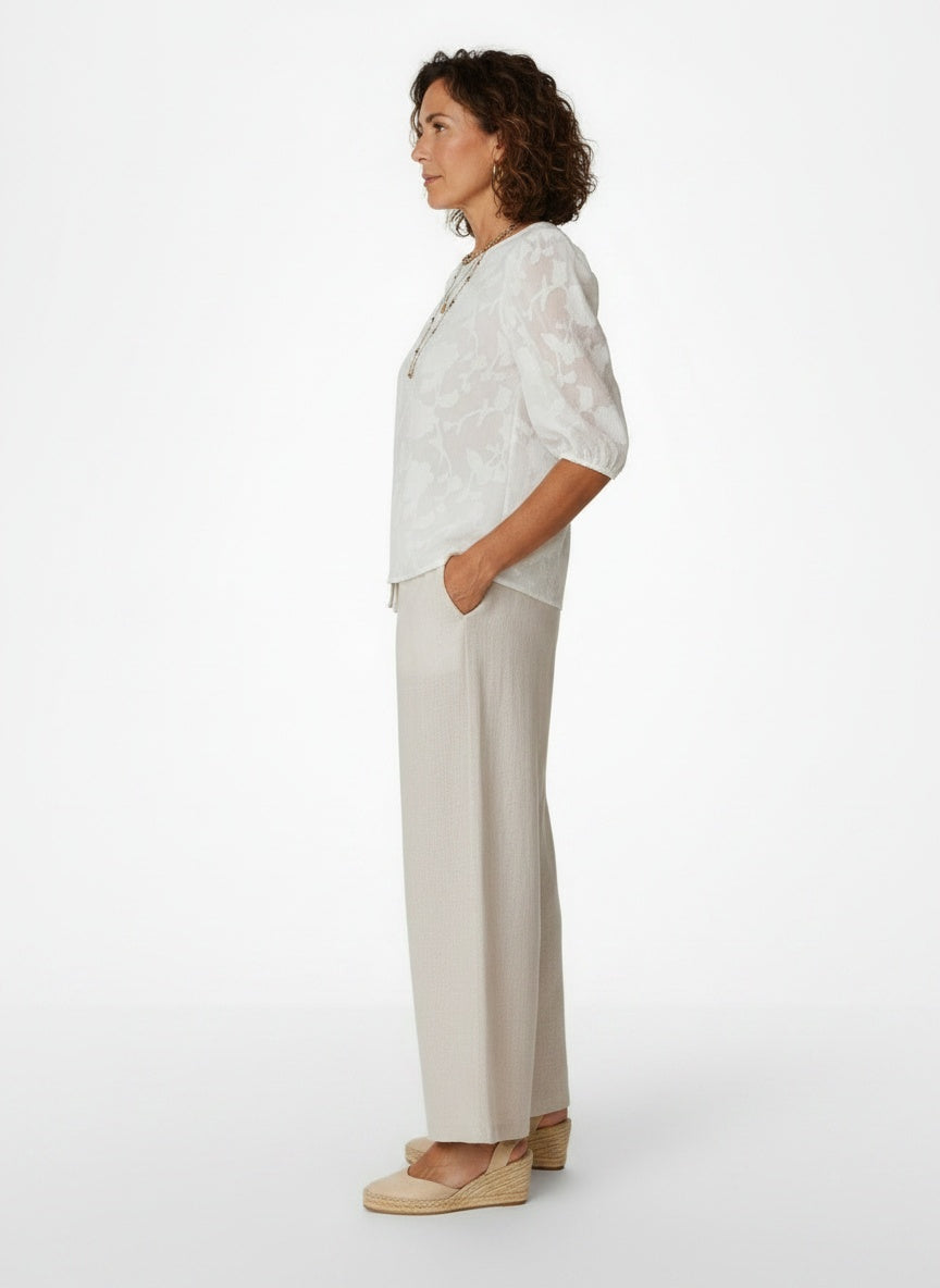Side profile of the model wearing Jacquard Blouse met Bloemenprint en Pofmouwen