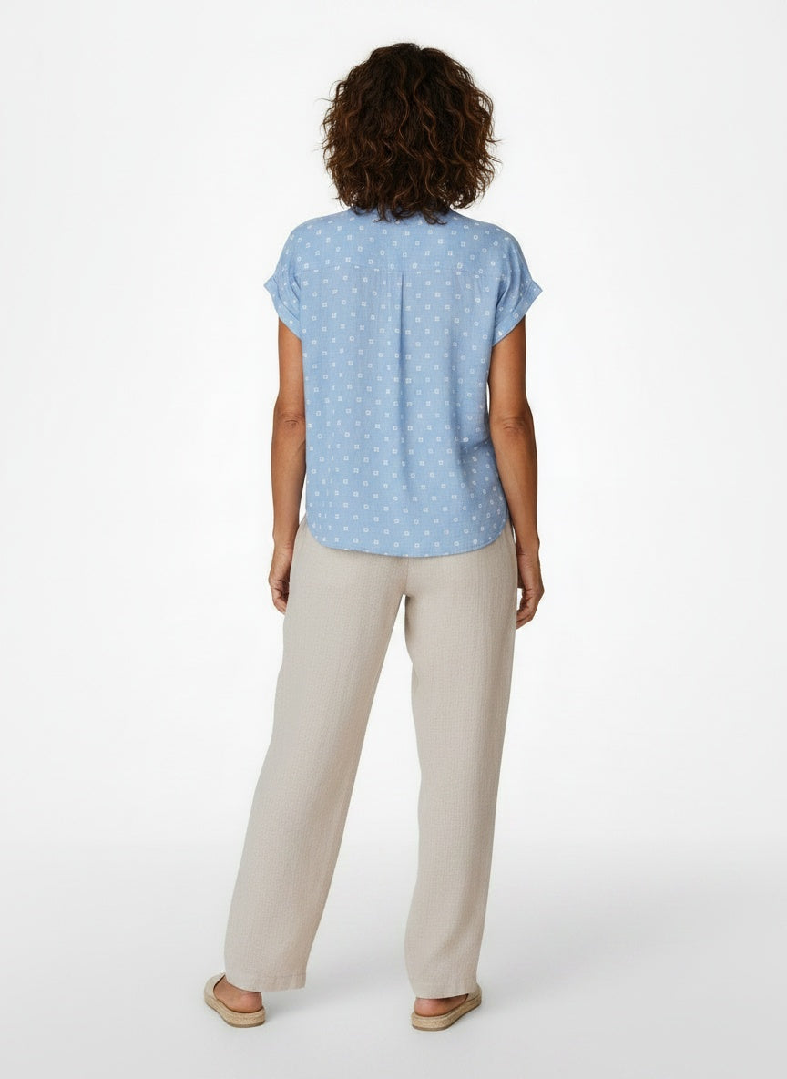 Back pose of the model wearing Blouse met Knopen en Print