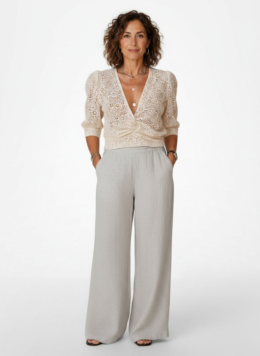 Full body view of the model wearing Kanten Blouse met Knoopdetail