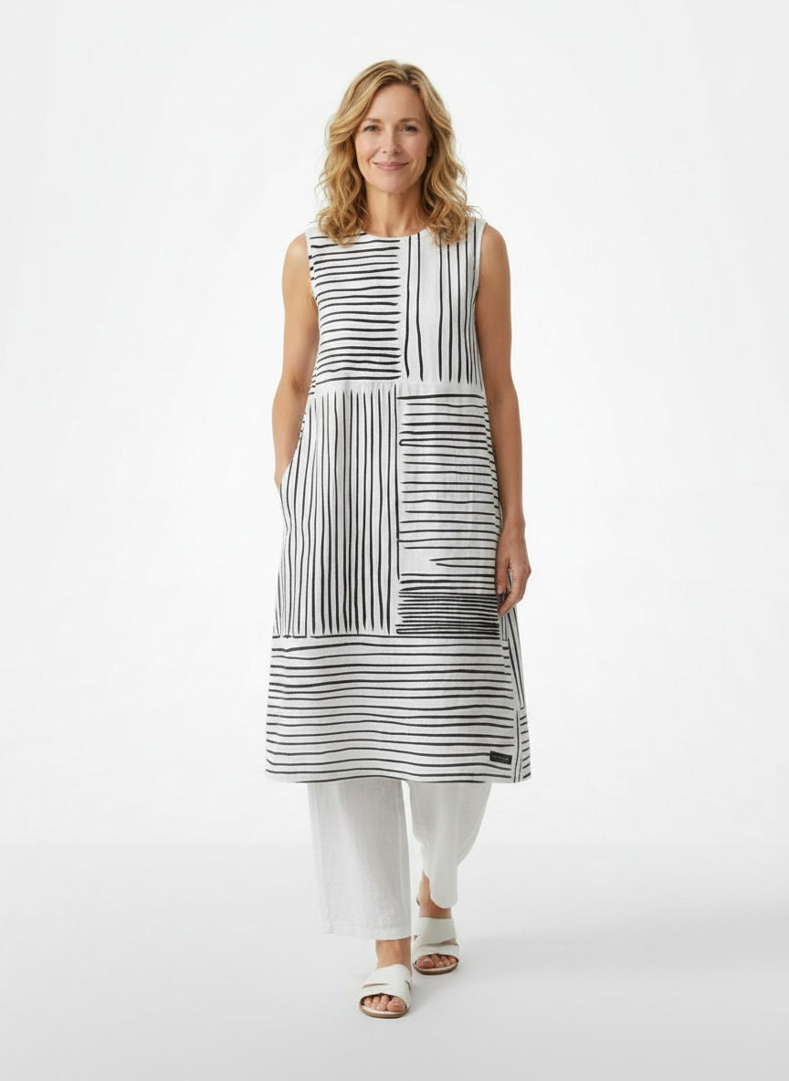 Full body view of the model wearing Linnen Midi-jurk met Grafisch Strepenprint