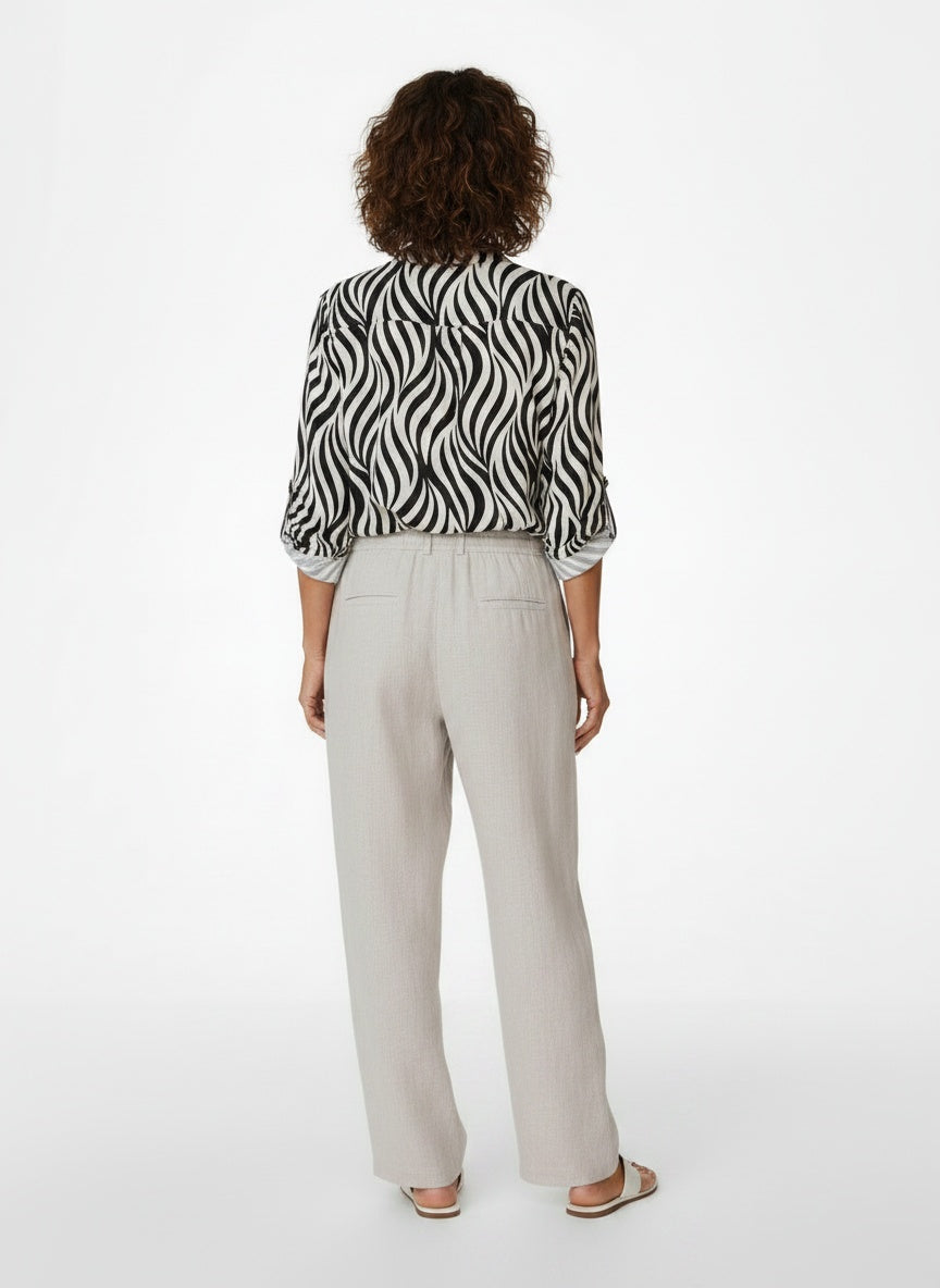 Back pose of the model wearing Golfprint Blouse met Opgerolde Mouw