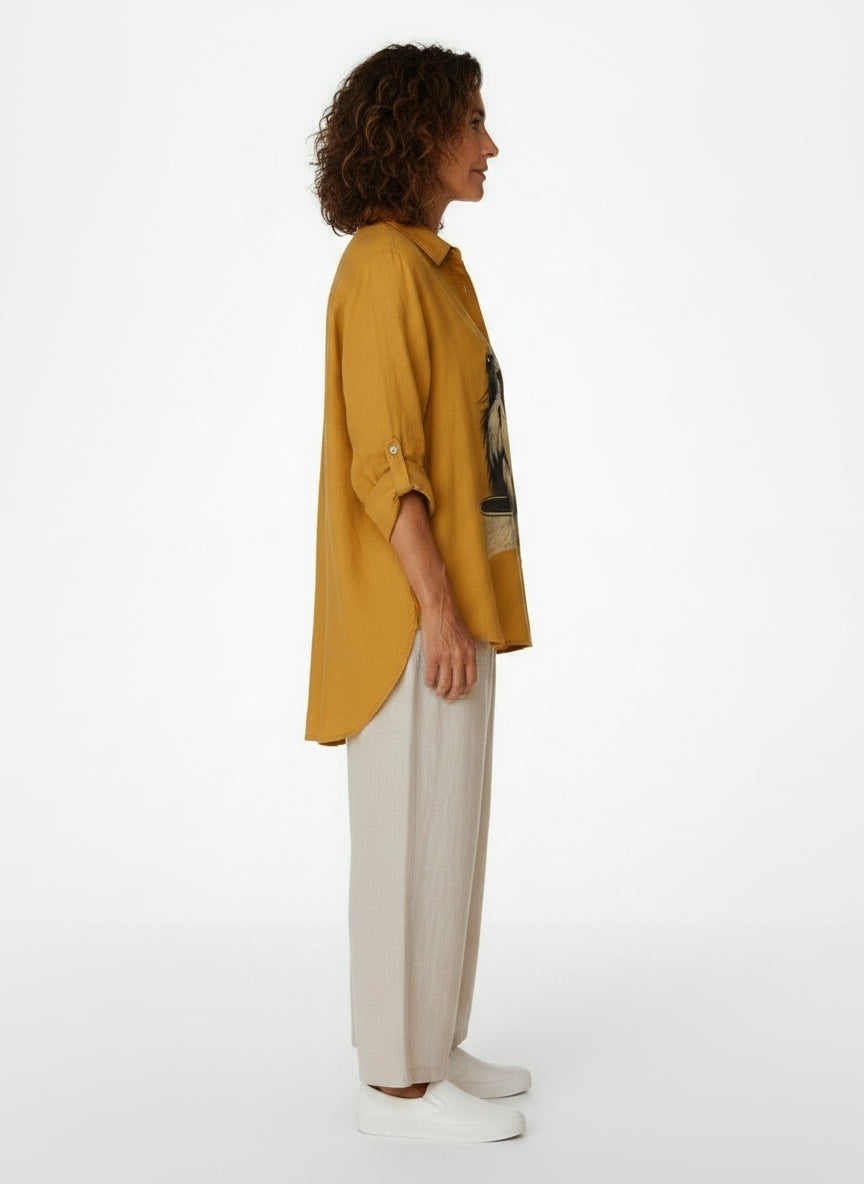 Side profile of the model wearing Linnen Blouse met Hondenprint