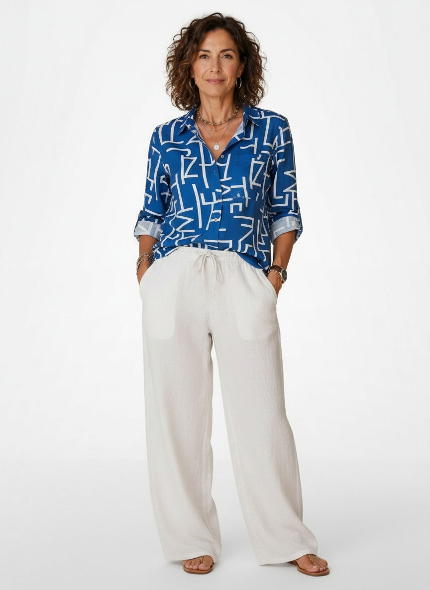 Full body view of the model wearing Satijnen Blouse met Grafische Print