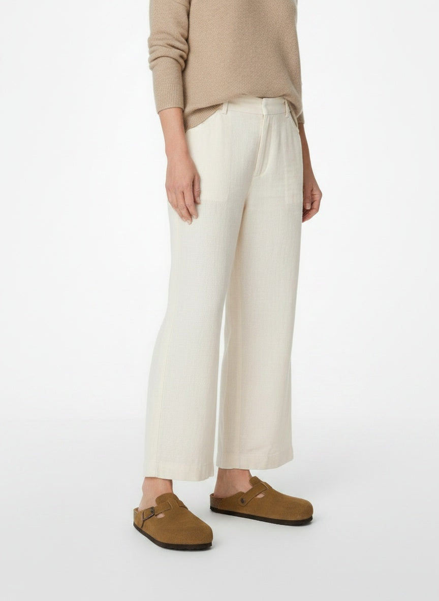 Close-up lower legs and shoes of the model wearing Suède Boston Muilen met Gesp
