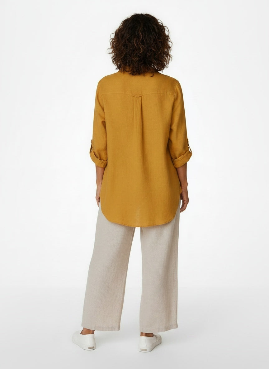 Back pose of the model wearing Linnen Blouse met Hondenprint