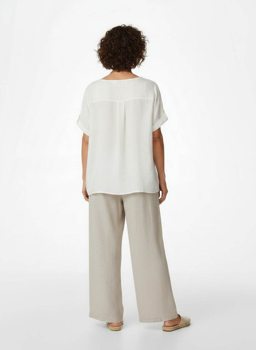Back pose of the model wearing Linnen Blouse met Bloemenborduursel