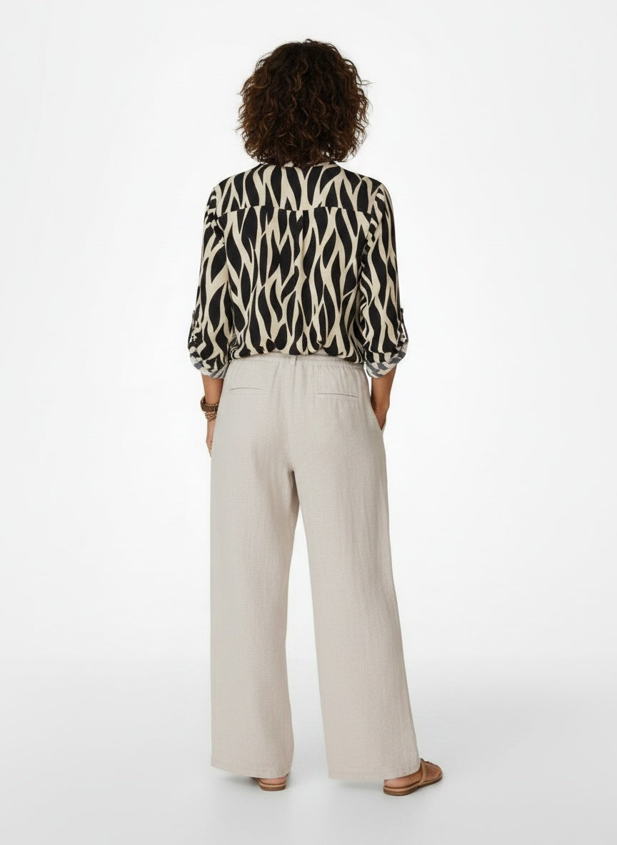 Back pose of the model wearing Oversized Blouse met Grafische Print