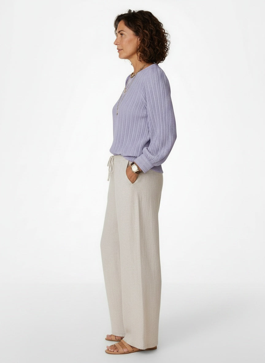 Side profile of the model wearing Geplooide Blouse met Pofmouwen