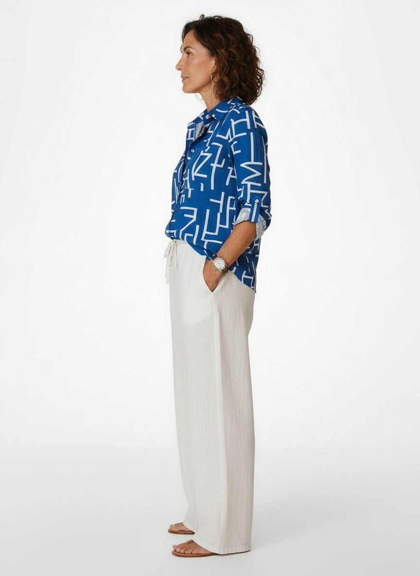Side profile of the model wearing Satijnen Blouse met Grafische Print