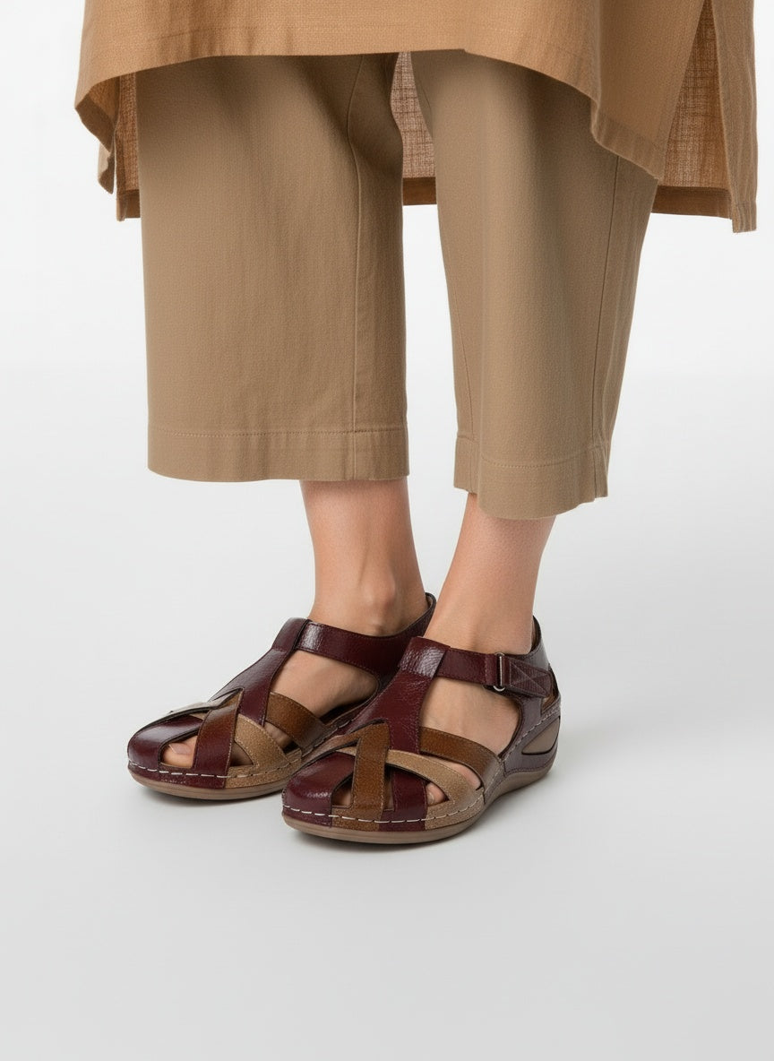 Close-up lower legs and shoes of the model wearing Gevlochten Leren Sandalen met Sleehak
