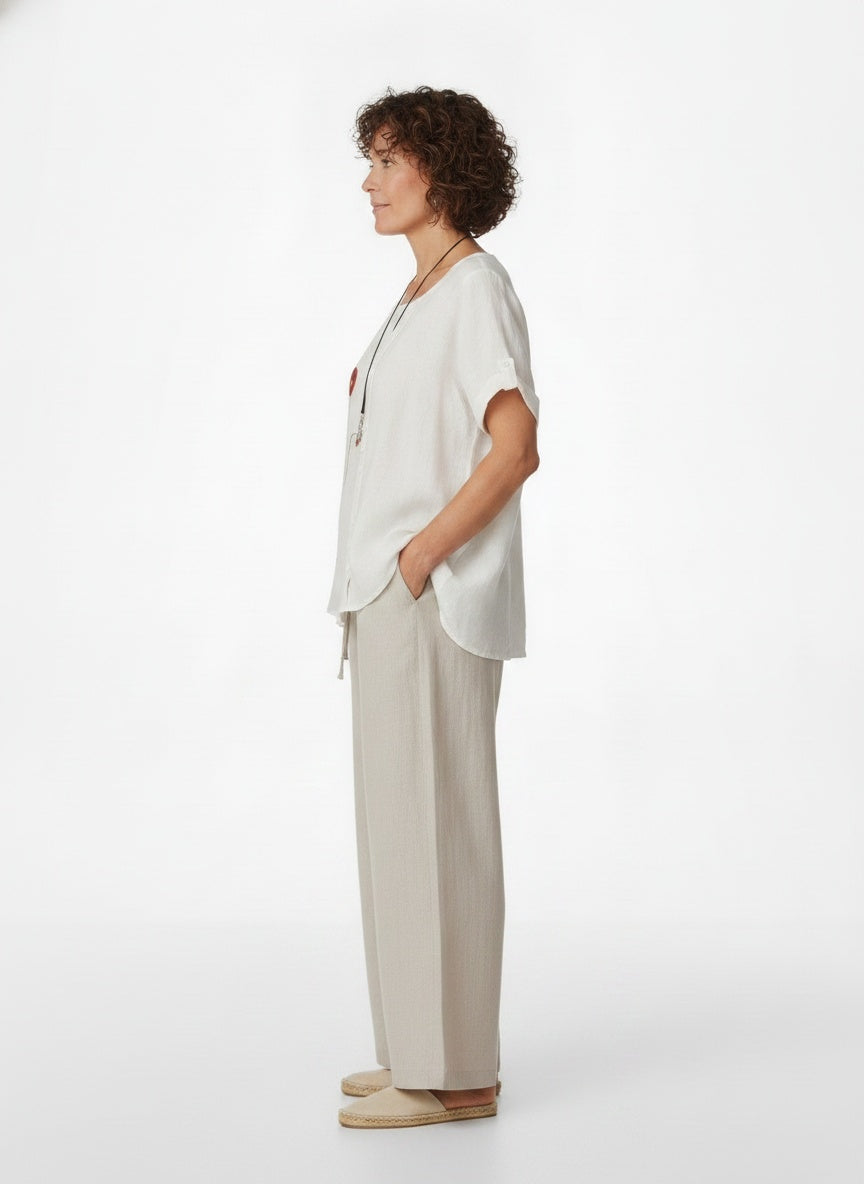 Side profile of the model wearing Linnen Blouse met Bloemenborduursel