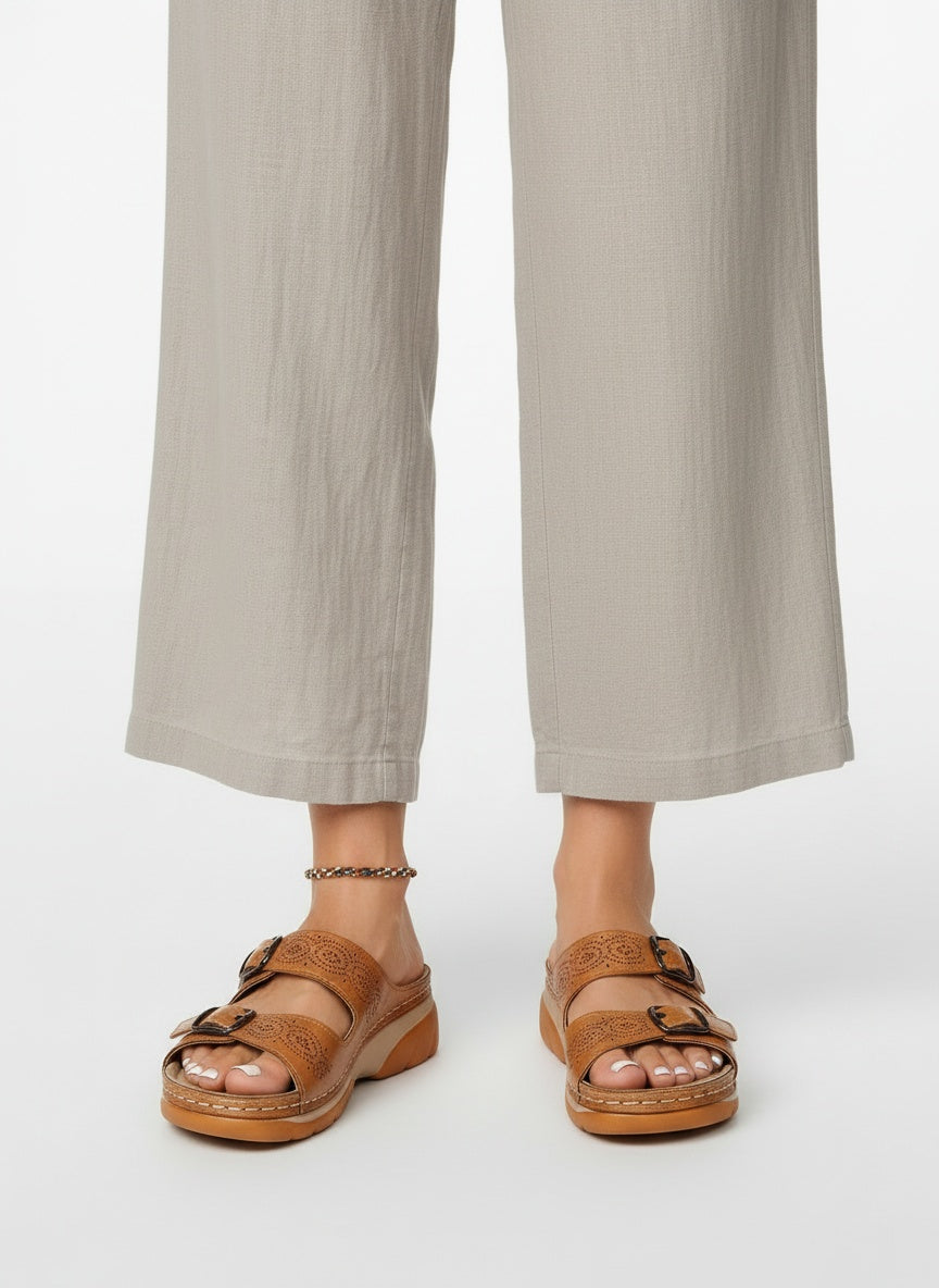 Close-up lower legs and shoes of the model wearing Orthopedische Sleehak-Sandalen met Gesp