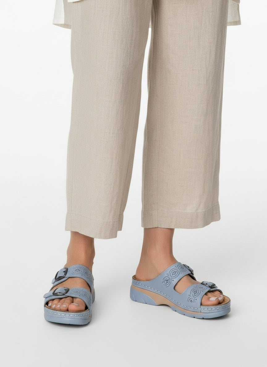 Close-up lower legs and shoes of the model wearing Orthopedische Sandalen met Gesp Details