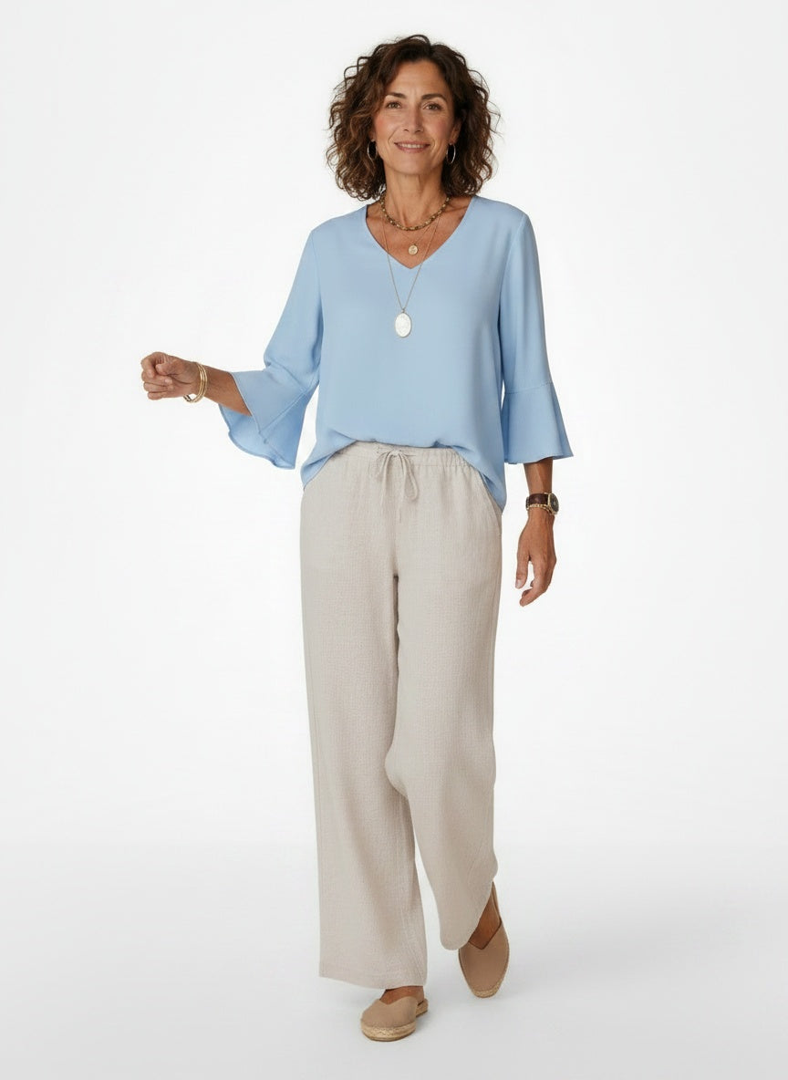 Model walking while wearing Blouse met V-hals en Split Mouwen
