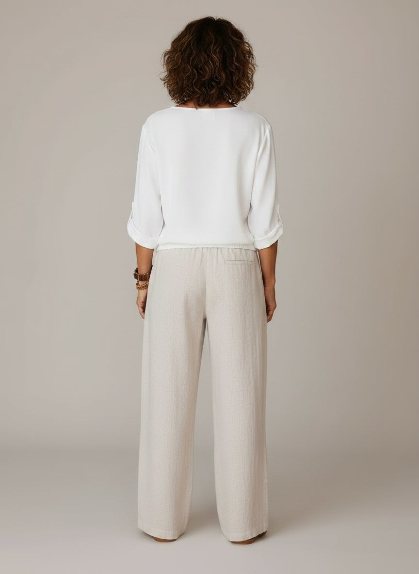Back pose of the model wearing Blouse met V-hals en Oprolbare Mouwen