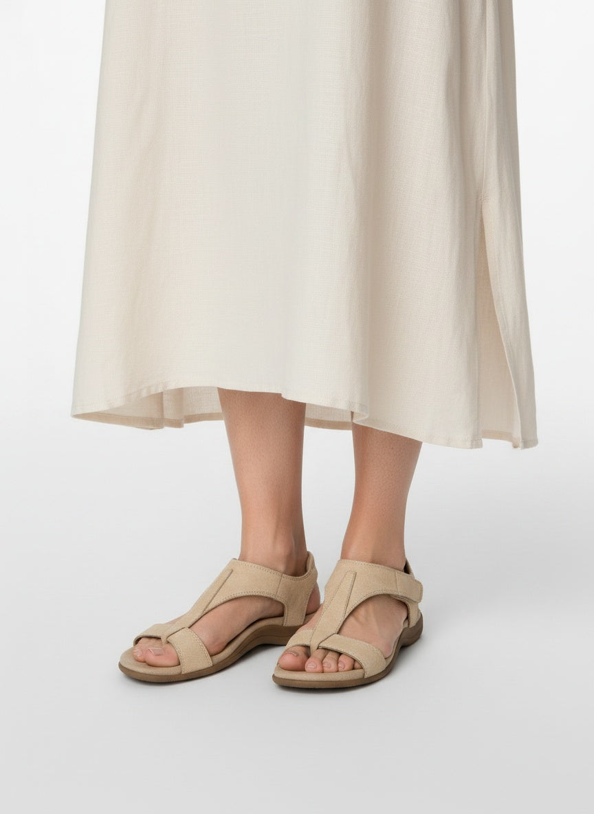 Close-up lower legs and shoes of the model wearing Leren Sandalen met Klittenband en Verstelbare Bandjes