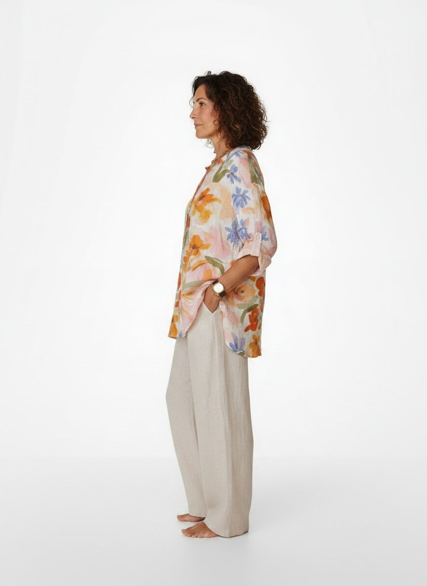 Side profile of the model wearing Katoenen Blouse met Bloemenprint en Losvallend Model