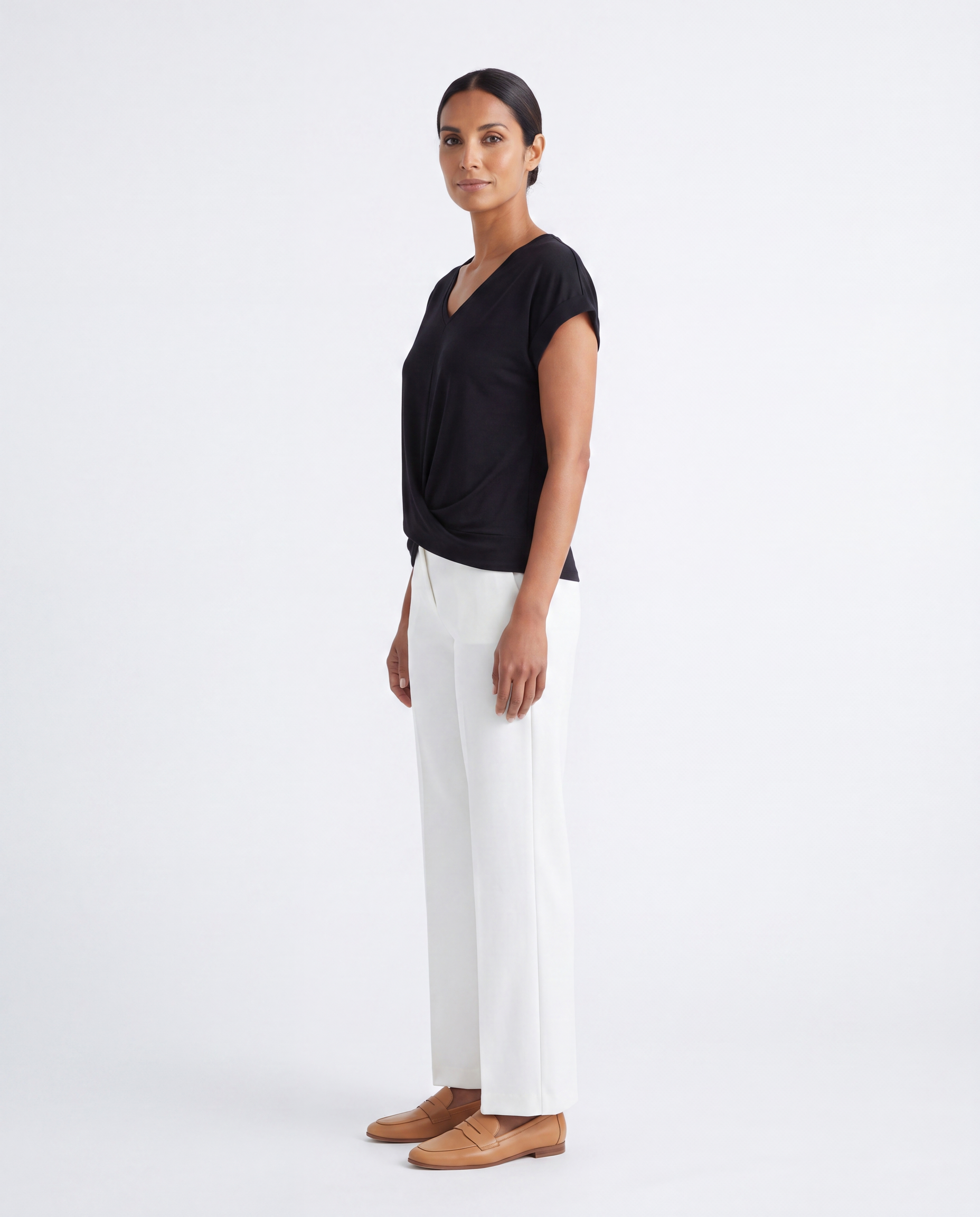 Getailleerd T-shirt met V-hals en Knoopdetail