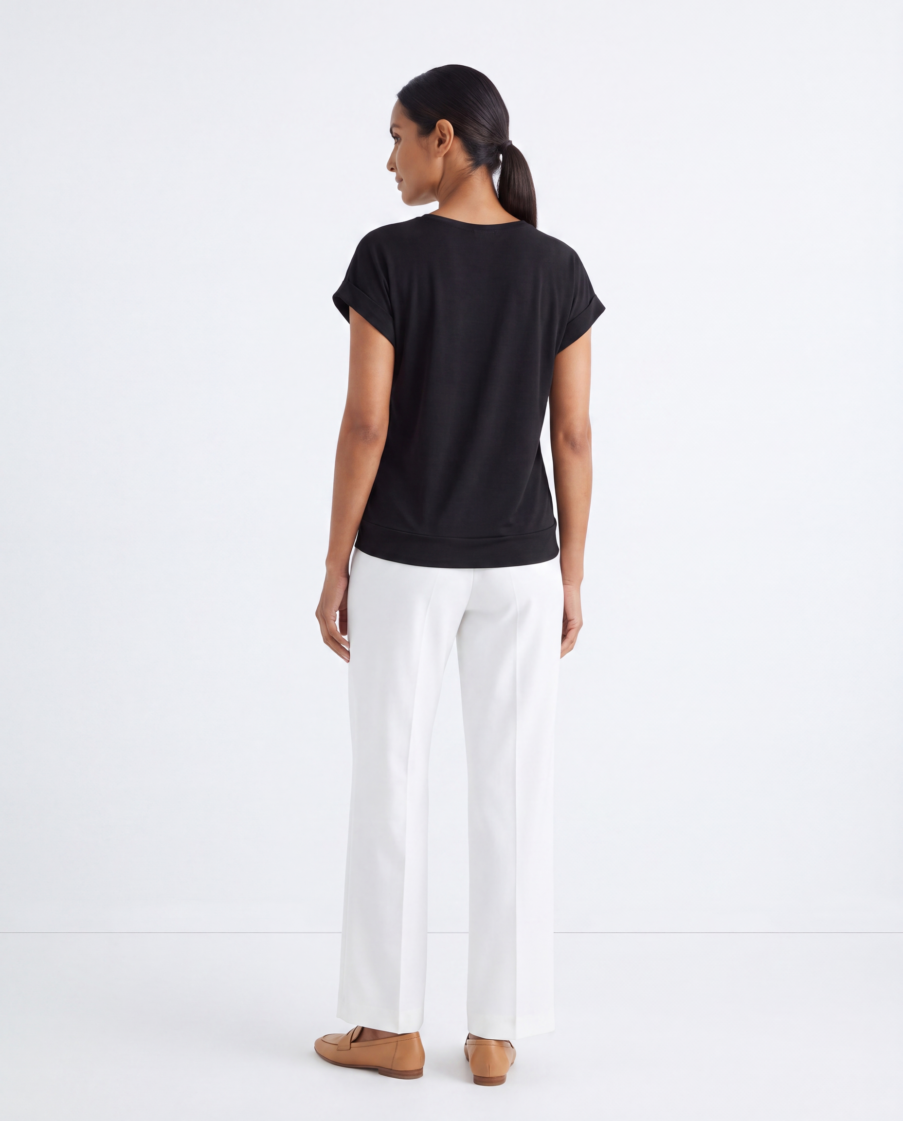Getailleerd T-shirt met V-hals en Knoopdetail