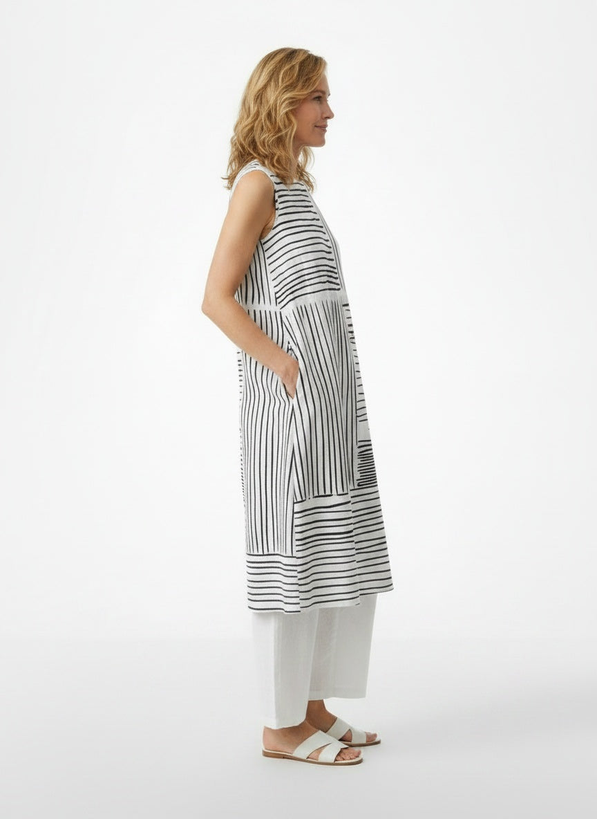 Side profile of the model wearing Linnen Midi-jurk met Grafisch Strepenprint