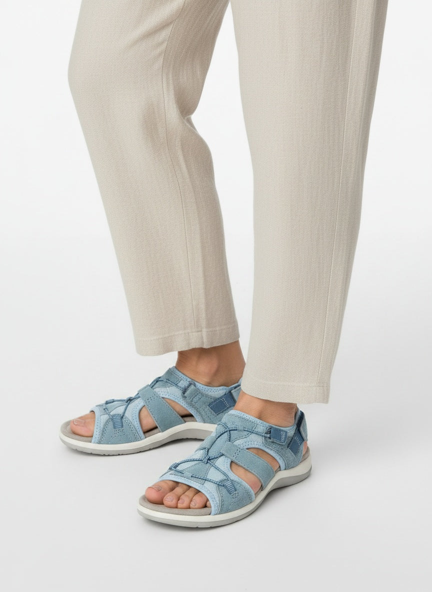Close-up lower legs and shoes of the model wearing Suède Wandelsandalen met Klittenbandsluiting