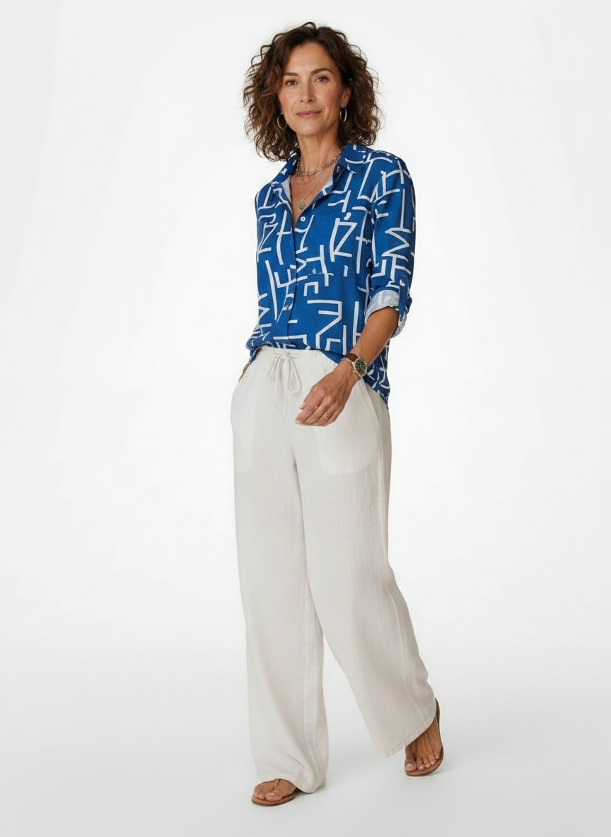 Model walking while wearing Satijnen Blouse met Grafische Print