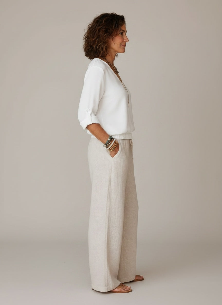 Side profile of the model wearing Blouse met V-hals en Oprolbare Mouwen