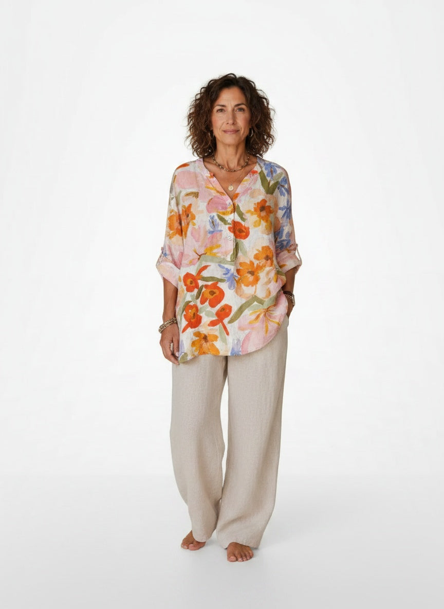 Full body view of the model wearing Katoenen Blouse met Bloemenprint en Losvallend Model