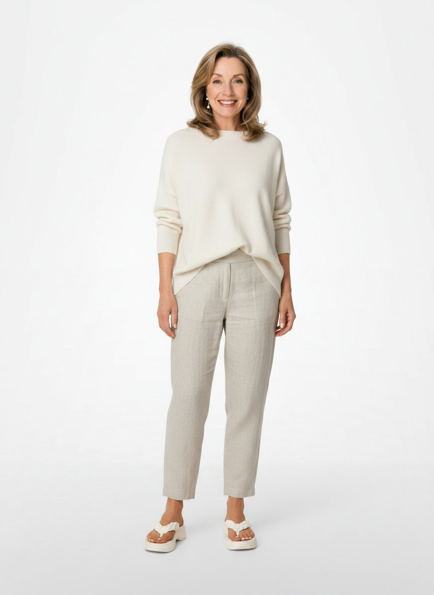 Standing front view of the model wearing Gevlochten Plateau Slippers met Zachte Zool