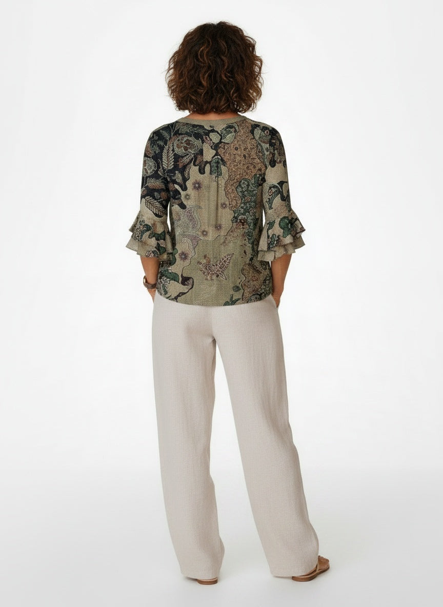 Back pose of the model wearing Paisley Print Blouse met Ruche Mouwen