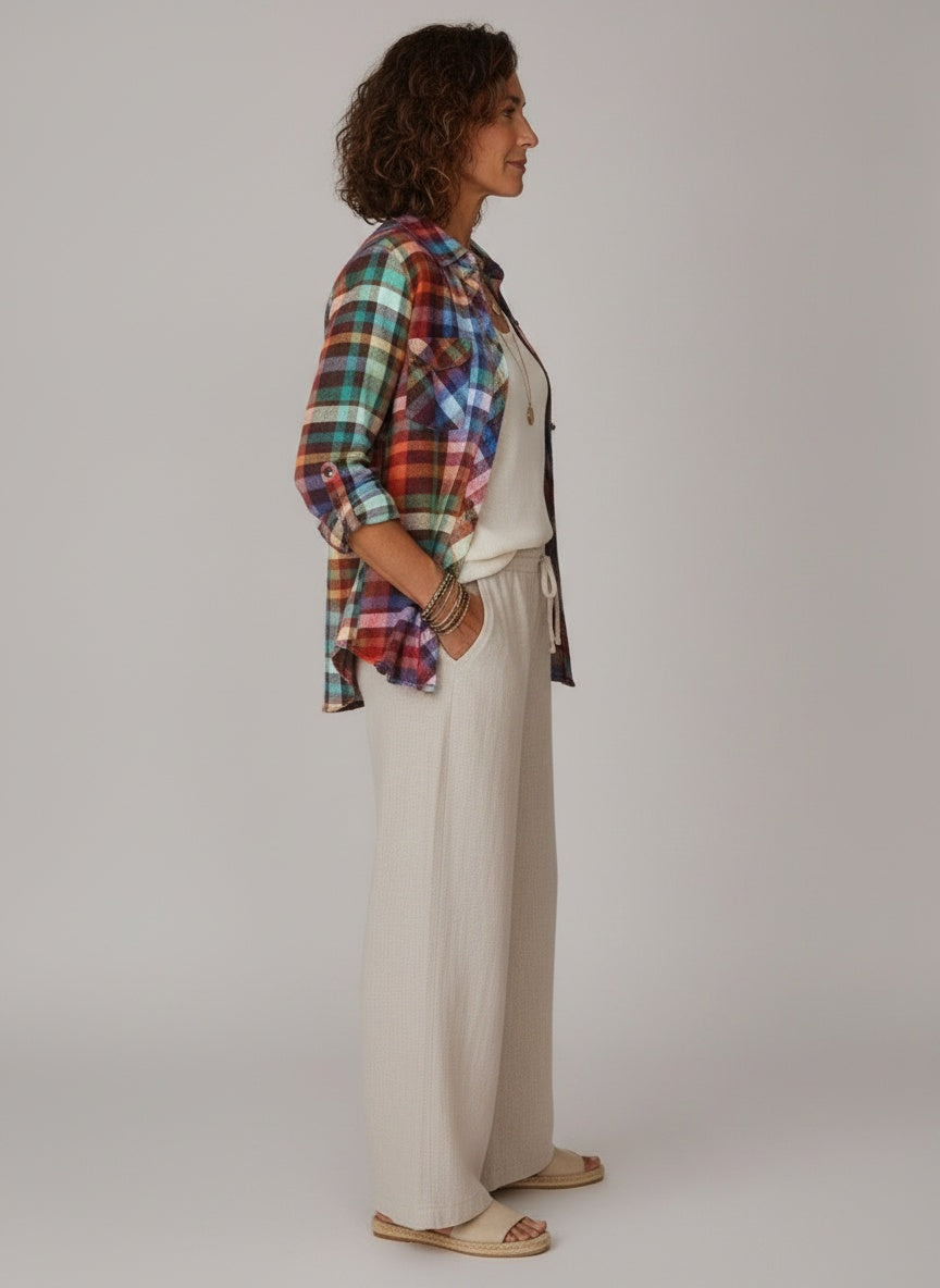 Side profile of the model wearing Geruite Flanel Blouse met Borstzakken