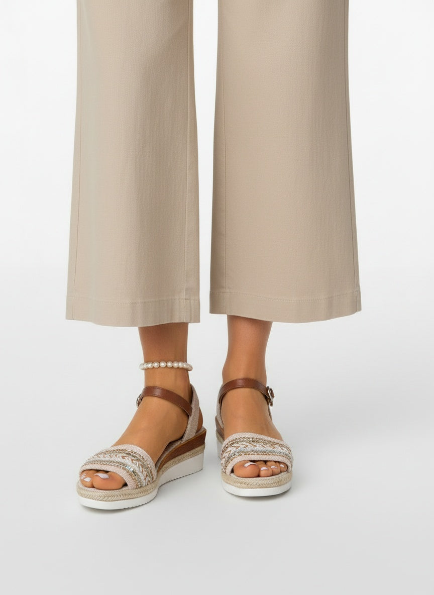Close-up lower legs and shoes of the model wearing Boho Sleehak Sandalen met Pailletten Bies