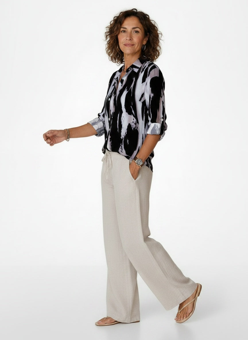 Model walking while wearing Blouse met Abstract Dierenprint