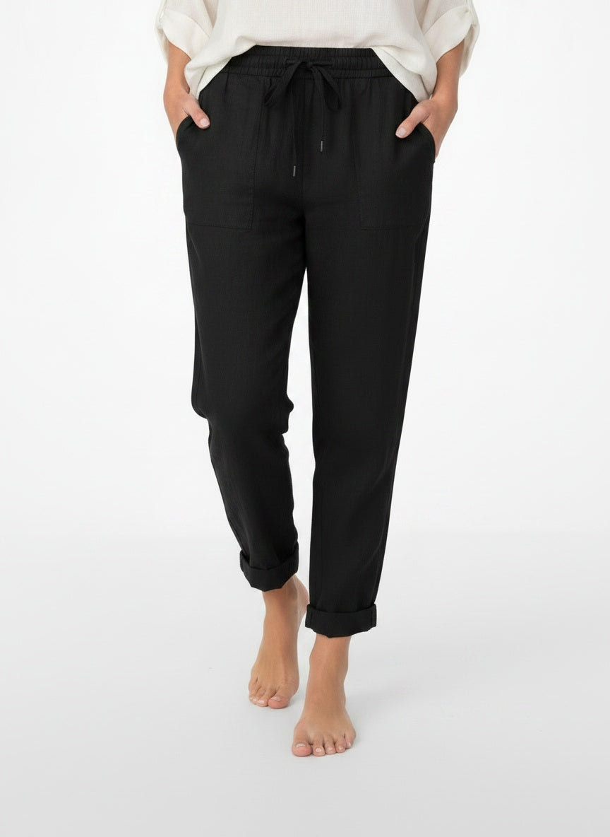 Close-up of the model's lower body wearing Linnen Broek met Elastische Taille