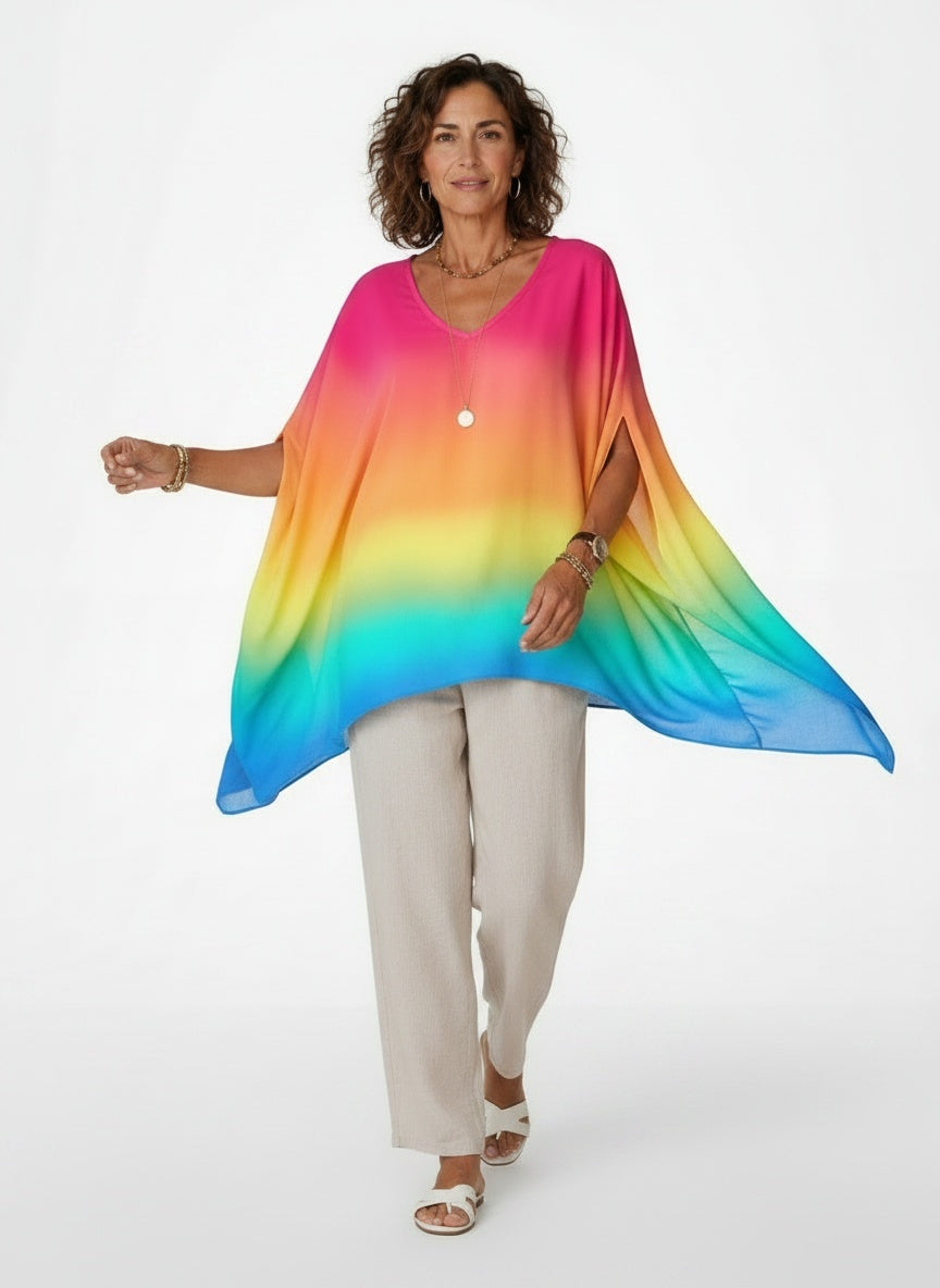 Model walking while wearing Asymmetrische Poncho-blouse met V-hals